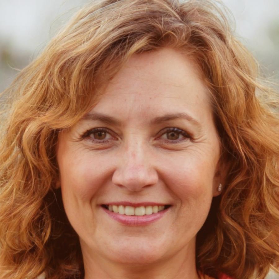 Retrato profesional de instructora experta en interpretación de métricas SEO