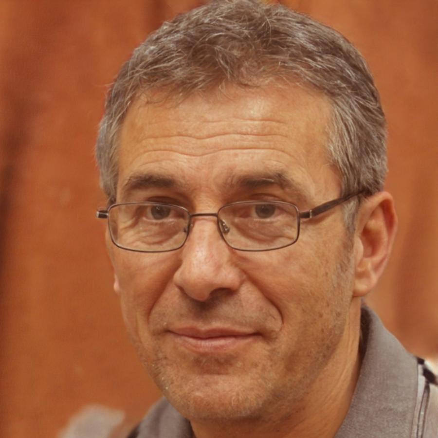 Retrato profesional de instructor especializado en analítica SEO