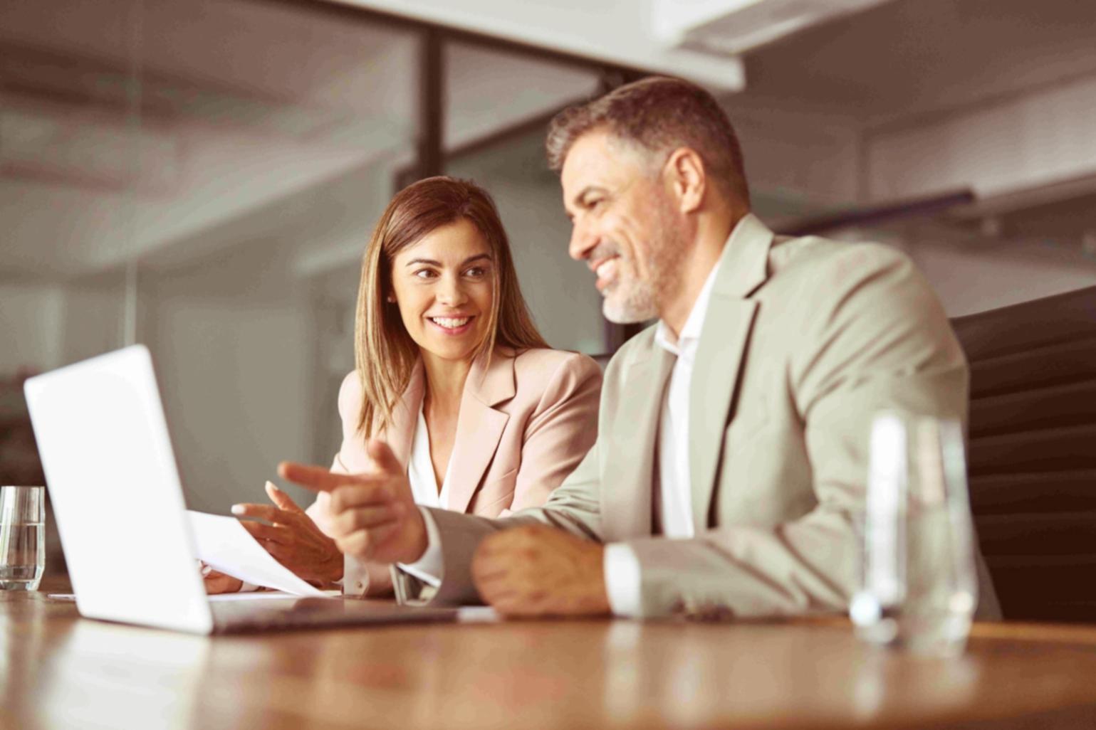 Escritorio con pantalla mostrando gráficos de análisis SEO y herramientas de medición